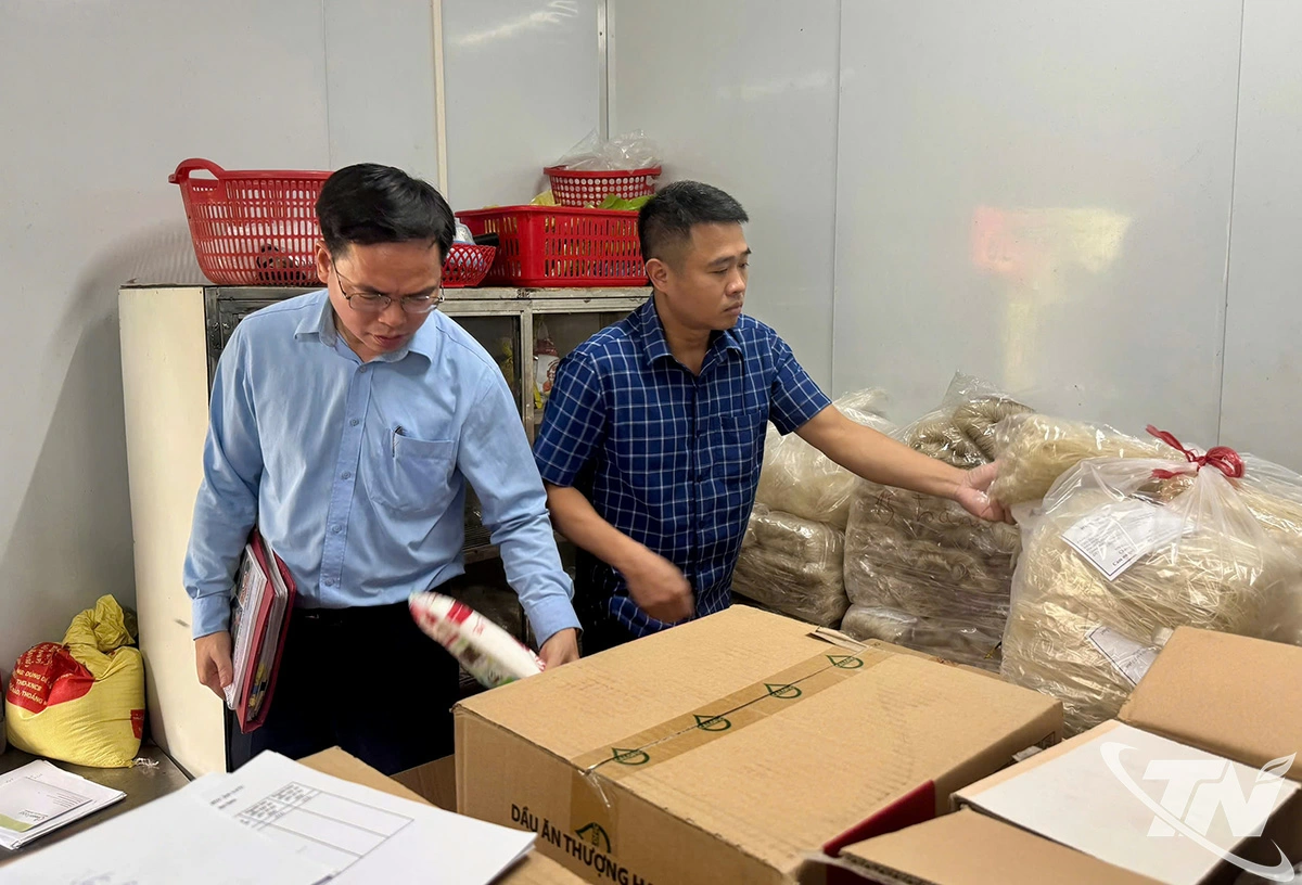 Đoàn kiểm tra liên ngành của tỉnh kiểm tra kho chứa hàng nông lâm thủy sản của một đơn vị sản xuất, kinh doanh tại xã Vô Tranh.