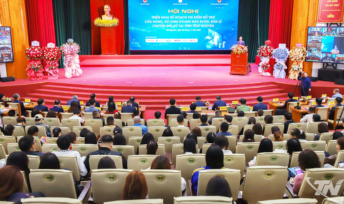 Ngày 28/11/2025, tại Thái Nguyên, Bộ Công Thương đã phối hợp với Bộ Khoa học và Công nghệ, UBND tỉnh Thái Nguyên cùng các doanh nghiệp công nghệ số và ngân hàng tổ chức Hội nghị triển khai kế hoạch thí điểm hỗ trợ các cửa hàng, hộ kinh doanh trên địa bàn tỉnh đẩy mạnh chuyển đổi số