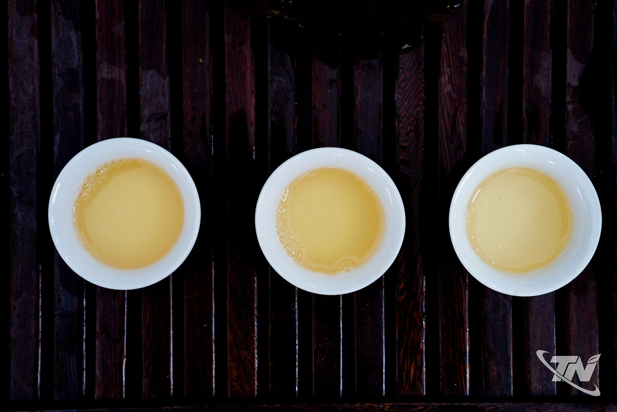 Bạch trà có màu vàng nhạt, hương vị rất nhẹ nhàng, tinh tế với vị ngọt thanh, hậu vị sâu lắng và thường có hương thơm thanh khiết của hoa cỏ tự nhiên, mang lại cảm giác thư thái, sảng khoái mà không hề chát gắt hay đắng như các loại trà khác.