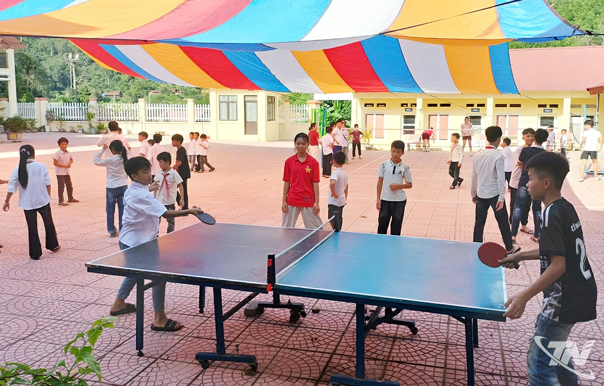 Học sinh Trường Tiểu học và THCS Đôn Phong (xã Phong Quang) trong giờ ra chơi. Ảnh: T.L