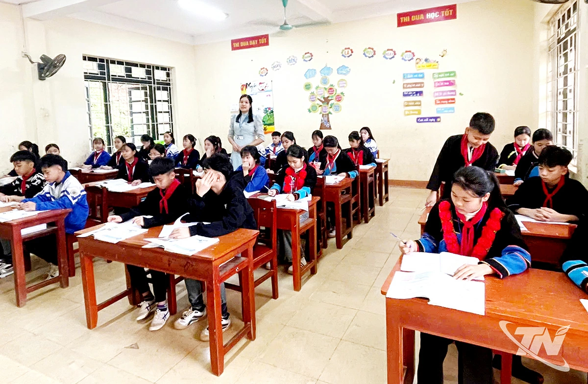 Học sinh Trường Phổ thông Dân tộc nội trú THCS Chợ Mới trong giờ học. Ảnh: T.L