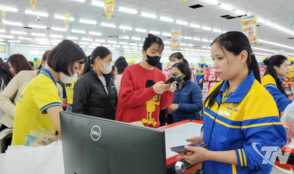 Người dân mua sắm tại Siêu thị Aloha Mall Phú Lương