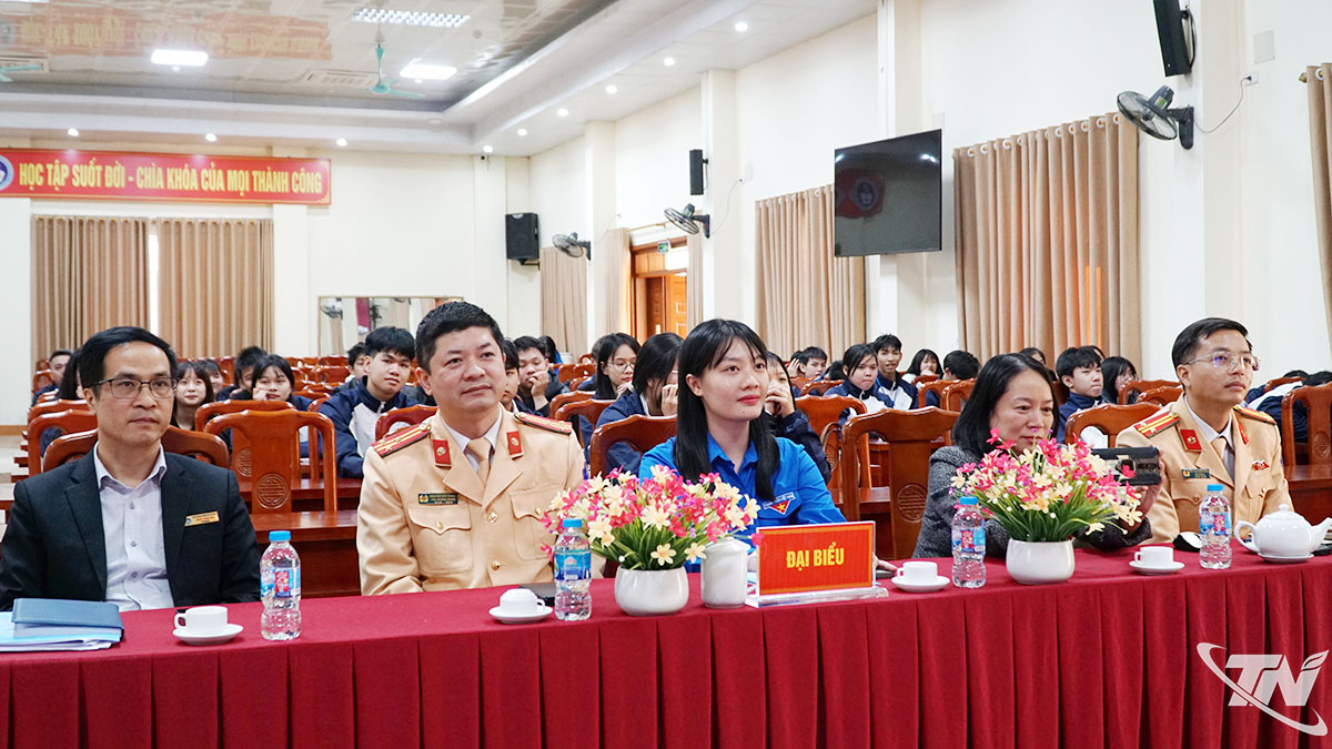 Các đại biểu tham gia buổi tuyên truyền pháp luật về an toàn giao thông.