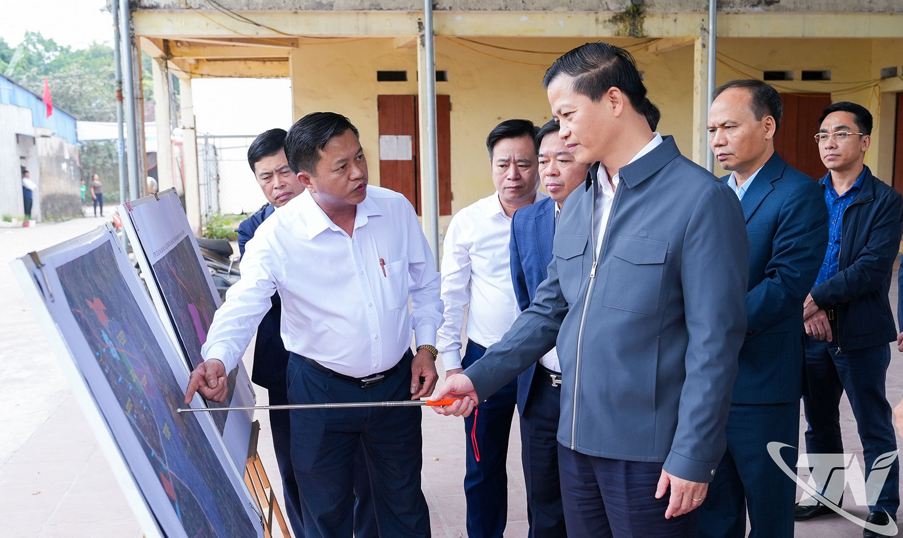 1. 브엉 꿕 뚜언 타이응우옌성 인민위원회 위원장이 푹 투언 동 관할 지역의 매립지 계획을 점검하고 있다.
