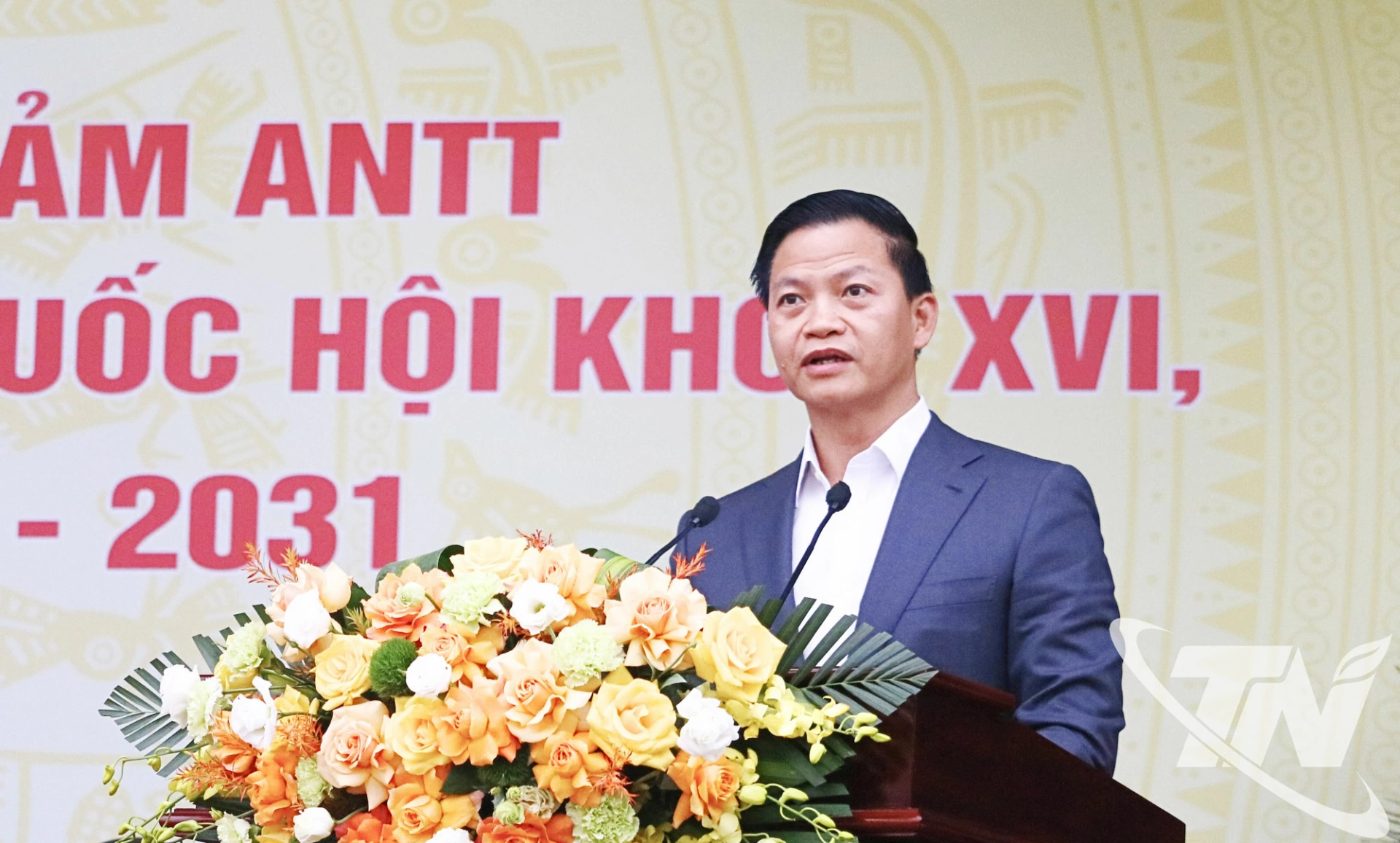 2.	브엉 꿕 뚜언 타이응우옌성 인민위원회 위원장이 출정식에서 발언하고 있다