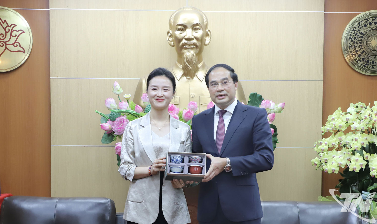 4. 중국의 태평양 건설그룹 대표가 찡 쑤언 쯔엉 타이응우옌성 당위원회 서기에게 기념품을 전달하고 있다