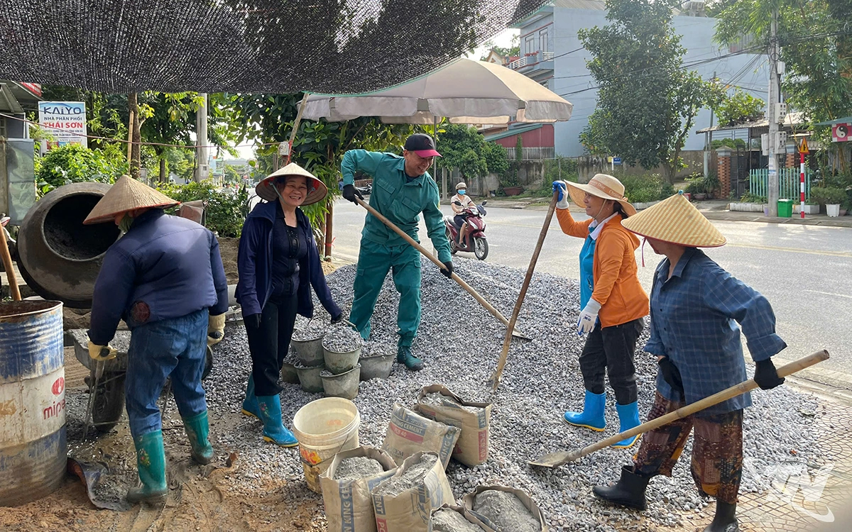 Bà con nhân dân tổ dân phố số 14, phường Bắc Kạn 
chung tay xóa nhà tạm, nhà dột nát cho hộ nghèo.