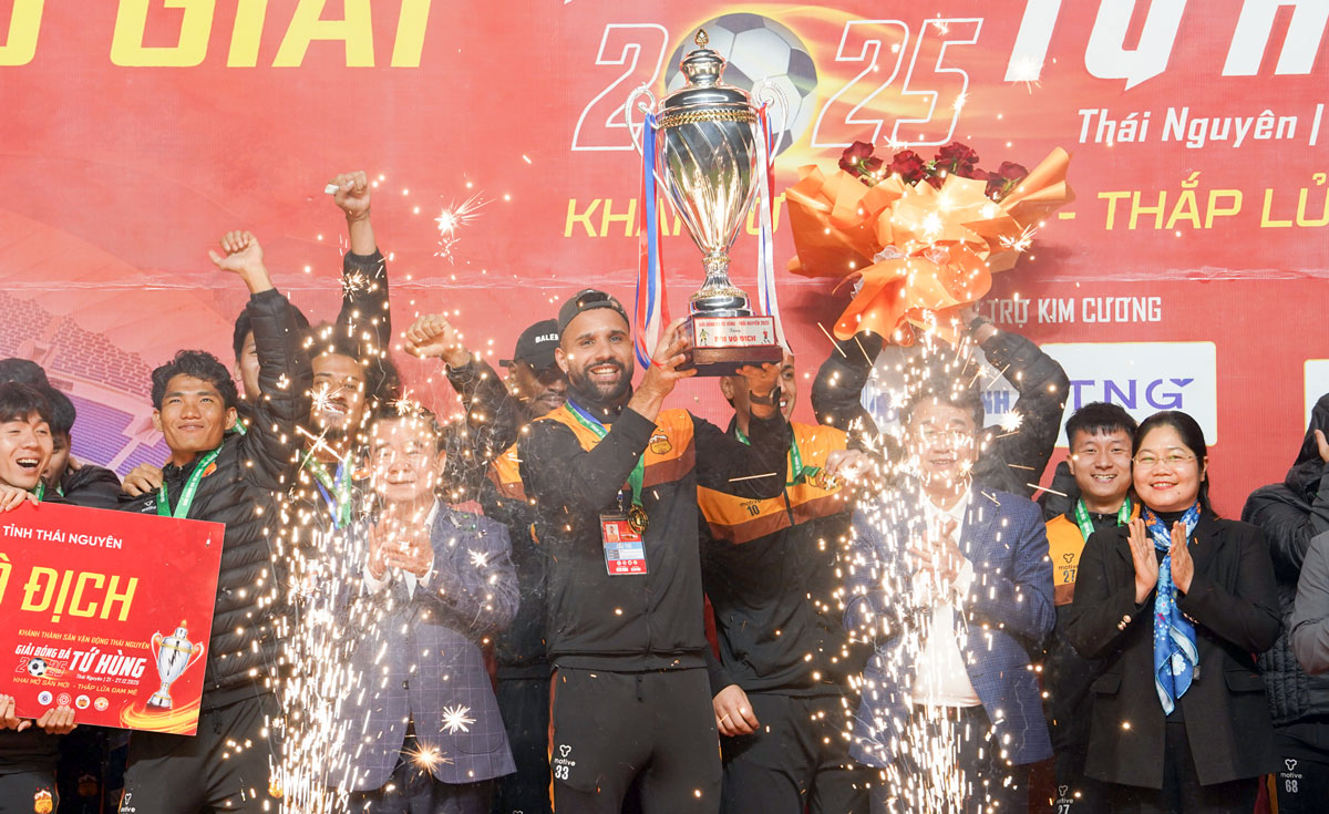 The moment Hoang Anh Gia Lai Football Team lifts the championship trophy.