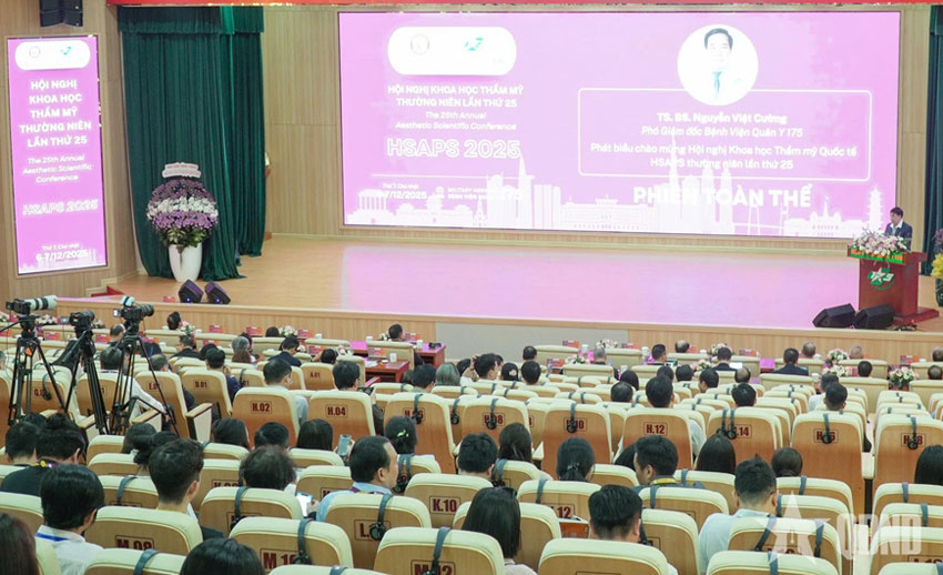 Chuyên gia của Bệnh viện Quân y 175 phát biểu tại hội nghị khoa học.