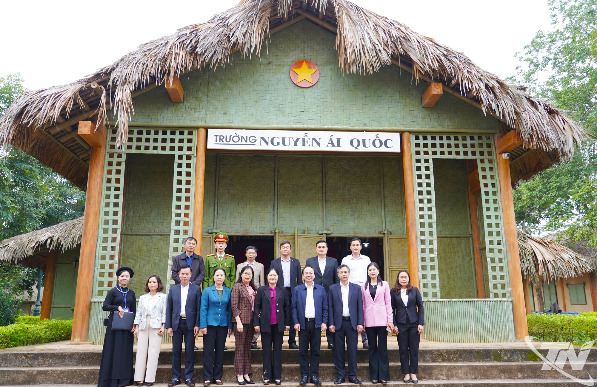 Đồng chí Nguyễn Đăng Bình và đoàn thăm Di tích Trường Đảng Nguyễn Ái Quốc.