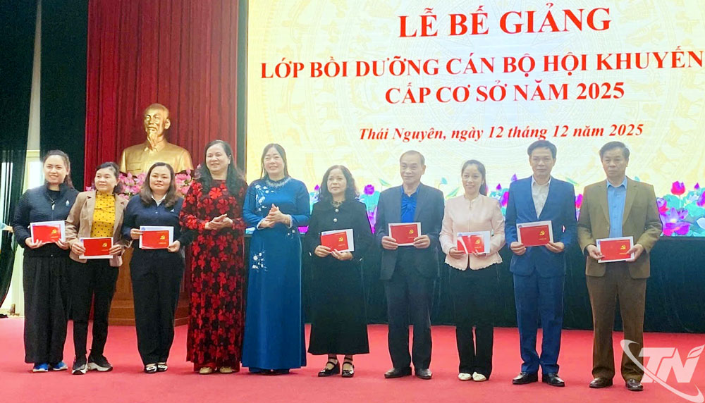 Lãnh đạo Trường Chính trị, Hội Khuyến học tỉnh trao chứng chỉ và khen thưởng các học viên tiêu biểu