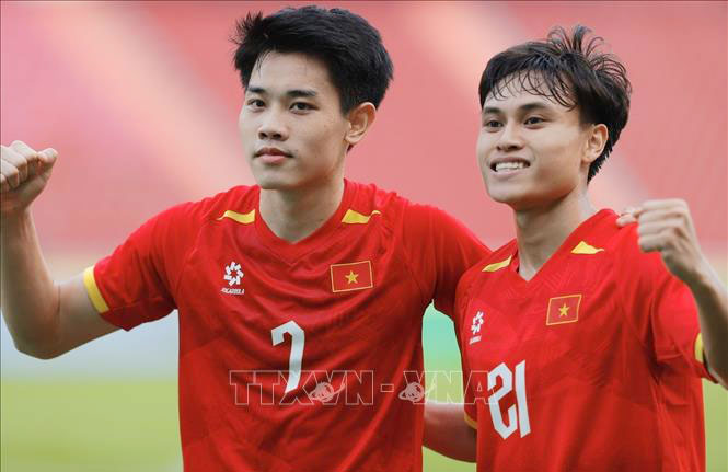 Niềm vui của Minh Phúc (21) và Đình Bắc (7) sau khi ghi bàn nâng tỷ số lên 2-0 cho U22 Việt Nam. Ảnh: Minh Quyết/PV TTXVN tại Thái Lan