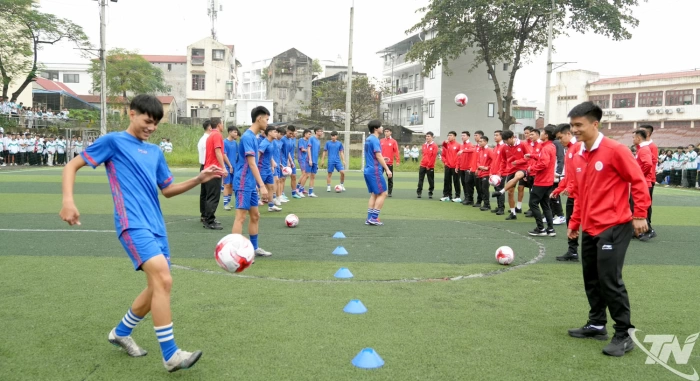 Câu lạc bộ Thể Công Viettel giao lưu cùng học sinh Trường THPT Lương Ngọc Quyến