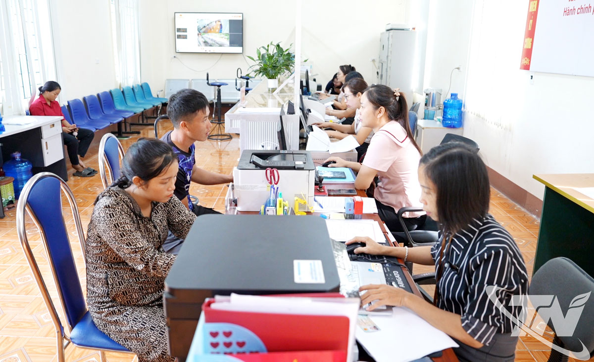 Cán bộ Trung tâm Phục vụ hành chính công xã Bằng Thành giải quyết các thủ tục cho người dân.
