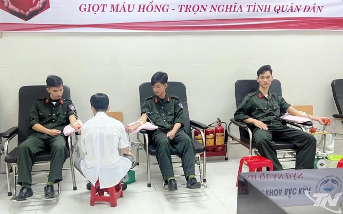 Cán bộ, chiến sĩ Cảnh sát cơ động kịp thời hiến máu cứu người bị tai nạn