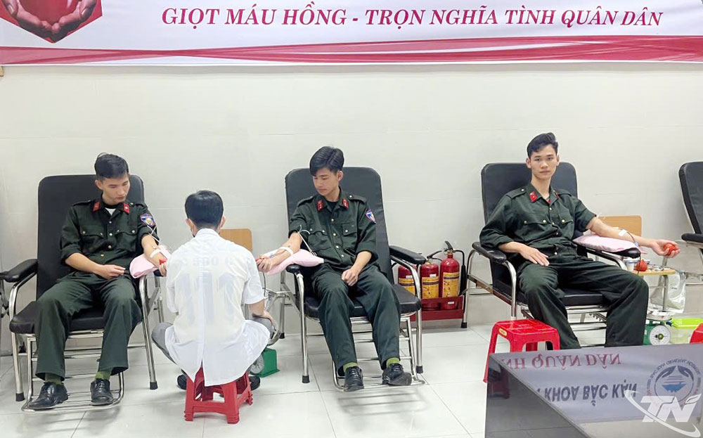 Cán bộ, chiến sĩ Phòng Cảnh sát cơ động kịp thời hiến máu cứu người dân bị nạn.
