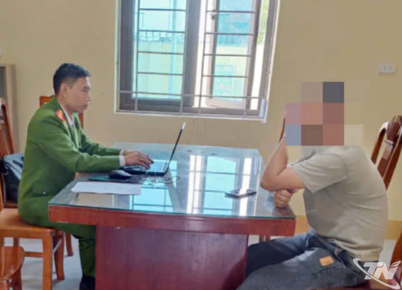 Cán bộ Công an xã An Khánh làm việc với T.Đ.T.