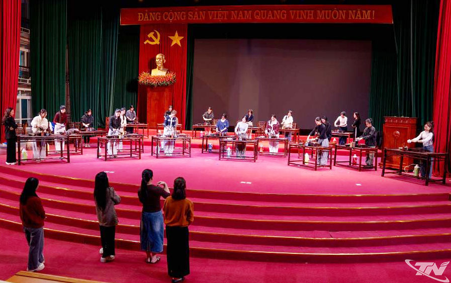 <table align="center" class="image center cke_show_border"><tbody><tr><td><img alt="" hideclass="" data-cke-saved-src="https://baothainguyen.vn/file/e7837c027f6ecd14017ffa4e5f2a0e34/122025/cac-sinh-vien-luyen-tap-1_20251217142316.jpg" src="https://baothainguyen.vn/file/e7837c027f6ecd14017ffa4e5f2a0e34/122025/cac-sinh-vien-luyen-tap-1_20251217142316.jpg" style="float: center"></td></tr><tr><td class="desc" style="text-align:center"><div><table align="center" class="image center cke_show_border"><tbody><tr><td><img alt="Các em sinh viên Đại học Thái Nguyên nghiêm túc tập luyện" hideclass="" data-cke-saved-src="https://baothainguyen.vn/file/e7837c027f6ecd14017ffa4e5f2a0e34/122025/sinh-vien-dai-hoc-thai-nguyen-nghiem-tuc-tap-luyen-22_20251217141937.jpg" src="https://baothainguyen.vn/file/e7837c027f6ecd14017ffa4e5f2a0e34/122025/sinh-vien-dai-hoc-thai-nguyen-nghiem-tuc-tap-luyen-22_20251217141937.jpg" style="float: center"></td></tr><tr><td class="desc" style="text-align:center">Các em sinh viên Đại học Thái Nguyên nghiêm túc tập luyện</td></tr></tbody></table></div><div><table align="center" class="image center cke_show_border"><tbody><tr><td><img alt="" hideclass="" data-cke-saved-src="https://baothainguyen.vn/file/e7837c027f6ecd14017ffa4e5f2a0e34/122025/can-bo-trung-tam-van-hoa-tinh-huong-dan-tinh-than-trach-nhiem-tap-trung-cao_20251217140945.jpg" src="https://baothainguyen.vn/file/e7837c027f6ecd14017ffa4e5f2a0e34/122025/can-bo-trung-tam-van-hoa-tinh-huong-dan-tinh-than-trach-nhiem-tap-trung-cao_20251217140945.jpg" style="float: center"></td></tr><tr><td class="desc" style="text-align: left;"><div><table align="center" class="image center cke_show_border"><tbody><tr><td><img alt="" hideclass="" data-cke-saved-src="https://baothainguyen.vn/file/e7837c027f6ecd14017ffa4e5f2a0e34/122025/can-bo-trung-tam-van-hoa-tinh-huong-dan-trach-nhiem-2_20251217140850.jpg" src="https://baothainguyen.vn/file/e7837c027f6ecd14017ffa4e5f2a0e34/122025/can-bo-trung-tam-van-hoa-tinh-huong-dan-trach-nhiem-2_20251217140850.jpg" style="float: center"></td></tr><tr><td class="desc"><p style="margin-bottom:13px"><span style="font-size: 18px;"><span style="line-height:115%"><span style="font-family: Arial;"><span style="font-size: 18px;"><span style="line-height:115%"><span style="font-family: Arial;">Các cán bộ Trung tâm Văn hóa tỉnh trực tiếp hướng dẫn với tinh thần trách nghiệm và tập trung cao.</span></span></span></span></span></span></p></td></tr></tbody></table></div><div><table align="center" class="image center cke_show_border"><tbody><tr><td><img alt="" hideclass="" data-cke-saved-src="https://baothainguyen.vn/file/e7837c027f6ecd14017ffa4e5f2a0e34/122025/tiet-mua-hua-hen-trai-nghiem-tron-ven-huong-sac-tra-2_20251217145819.jpg" src="https://baothainguyen.vn/file/e7837c027f6ecd14017ffa4e5f2a0e34/122025/tiet-mua-hua-hen-trai-nghiem-tron-ven-huong-sac-tra-2_20251217145819.jpg" style="float: center"></td></tr><tr><td class="desc" style="text-align:center"><br></td></tr></tbody></table></div><p align="center" style="text-align:center"><span style="font-size: 18px;"><span style="font-family: Arial;"><span style="font-size: 18px;">Tiết mục hứa hẹn sẽ mang đến</span><span style="font-size: 18px;"> trải nghiệm trọn vẹn về hương và sắc trà, góp phần tôn vinh giá trị văn hóa trà Thái Nguyên tại lễ hội.</span></span></span></p></td></tr></tbody></table></div><p style="text-align: left;"><br></p></td></tr></tbody></table><p><br></p>