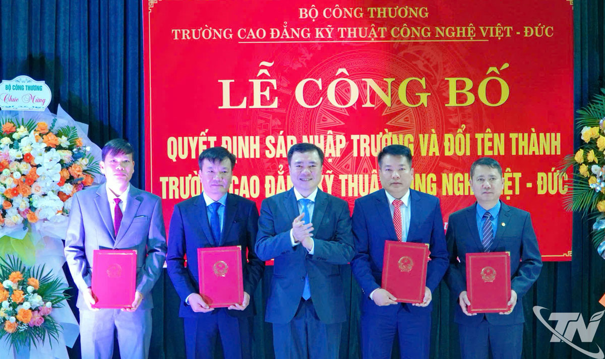 Thứ trưởng Bộ công thương Nguyễn Sinh Nhật Tân trao quyết định Bổ nhiệm Ban giám hiệu nha trường