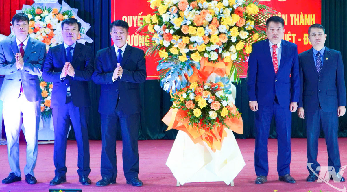 Đồng chí Nông Quang Nhất tặng hoa chúc mừng nhà trường