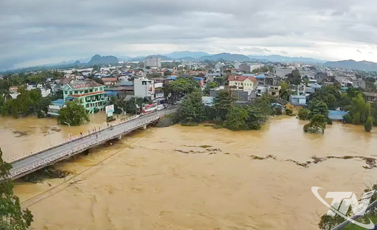 Cầu Gia Bẩy trong đợt mưa lũ lịch sử do ảnh hưởng bão số 11.