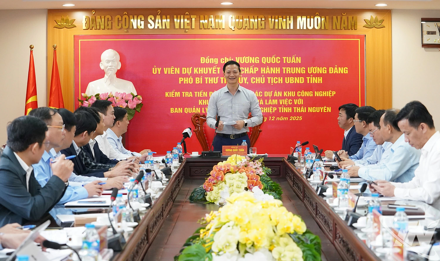 Sau khi kiểm tra thực địa, đồng chí Chủ tịch UBND tỉnh Vương Quốc Tuấn chủ trì buổi làm việc với Ban Quản lý các KCN tỉnh, các nhà đầu tư hạ tầng KCN và lãnh đạo các xã, phường phía nam.