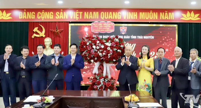 Đồng chí Đinh Quang Tuyên chúc mừng Ủy ban Đoàn kết Công giáo nhân dịp lễ Giáng sinh