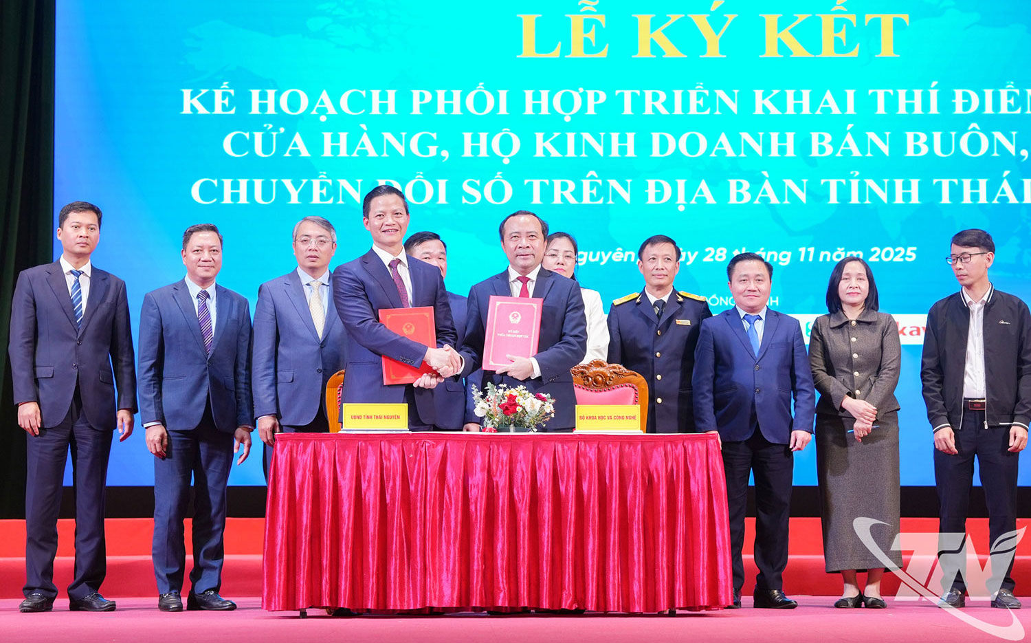 Signing of the coordination plan to pilot support for business households in digital transformation in Thai Nguyen province.