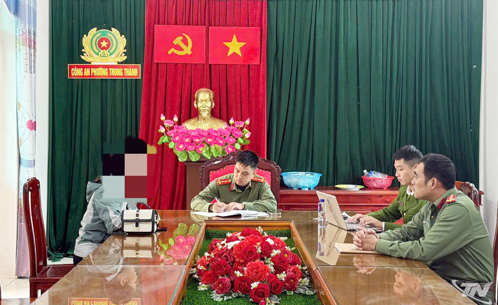 Công an phường Trung Thành làm việc với công dân tham gia các hội, nhóm có dấu hiệu phản động, chống phá chế độ trên không gian mạng.