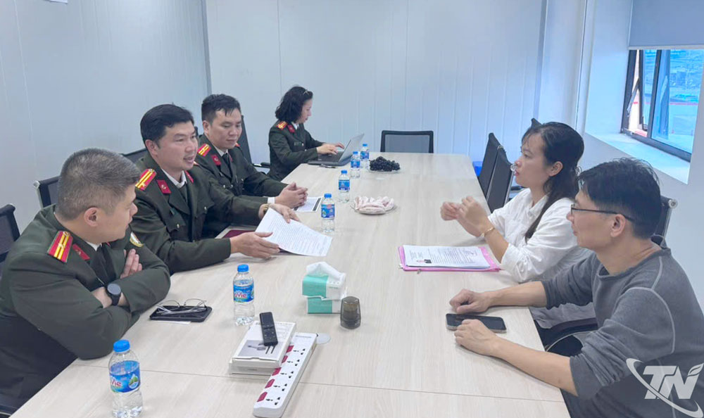 Phòng Quản lý xuất nhập cảnh làm việc, tuyên truyền và hướng dẫn tại một doanh nghiệp về công tác quản lý xuất, nhập cảnh.