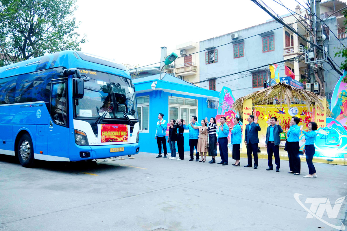 Lãnh đạo Liên đoàn Lao động tỉnh tiễn người lao động về quê ăn Tết trên chuyến xe 0 đồng.