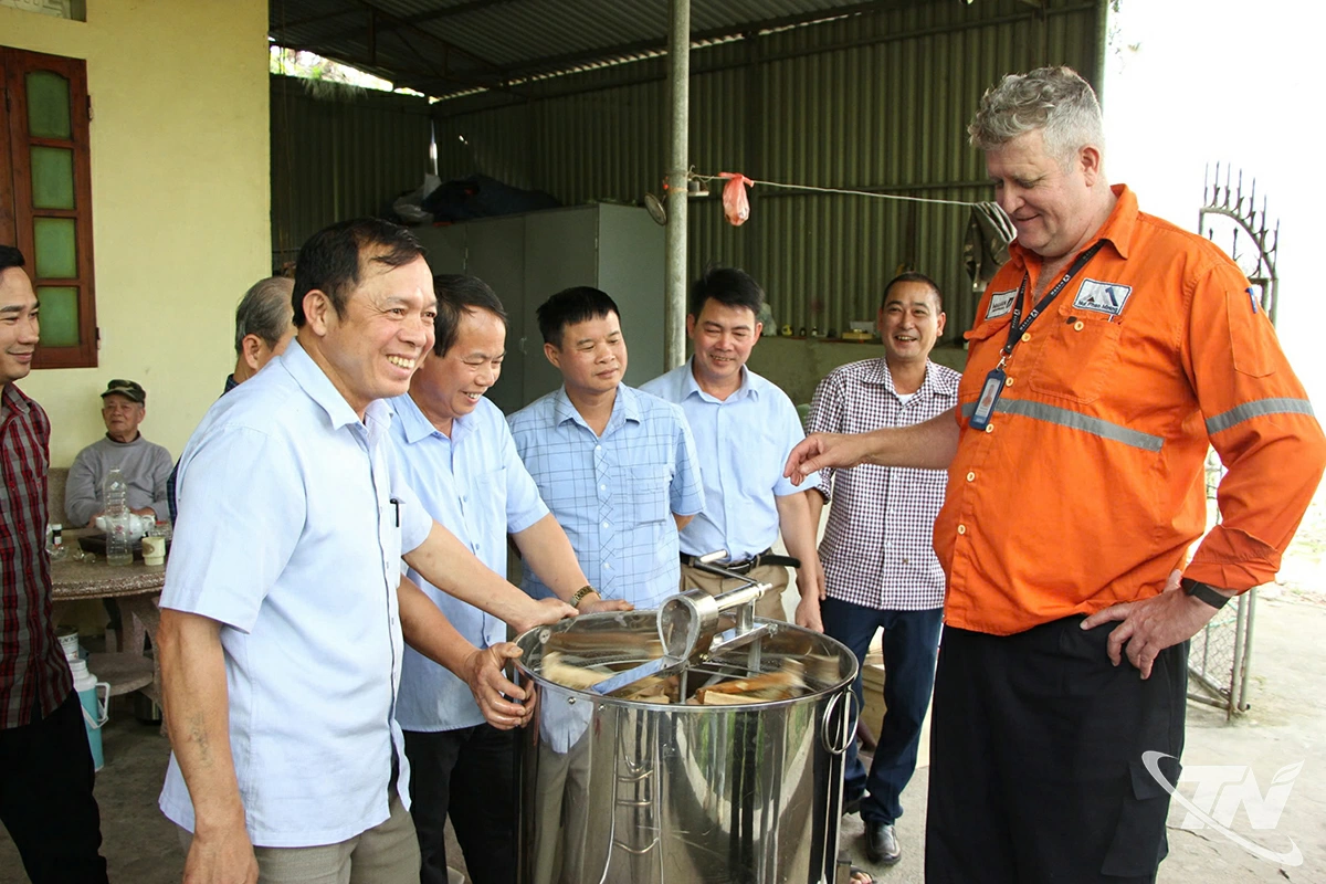 Công ty Núi Pháo hỗ trợ thành lập Tổ hợp tác nuôi ong mật ở xã Đại Phúc.