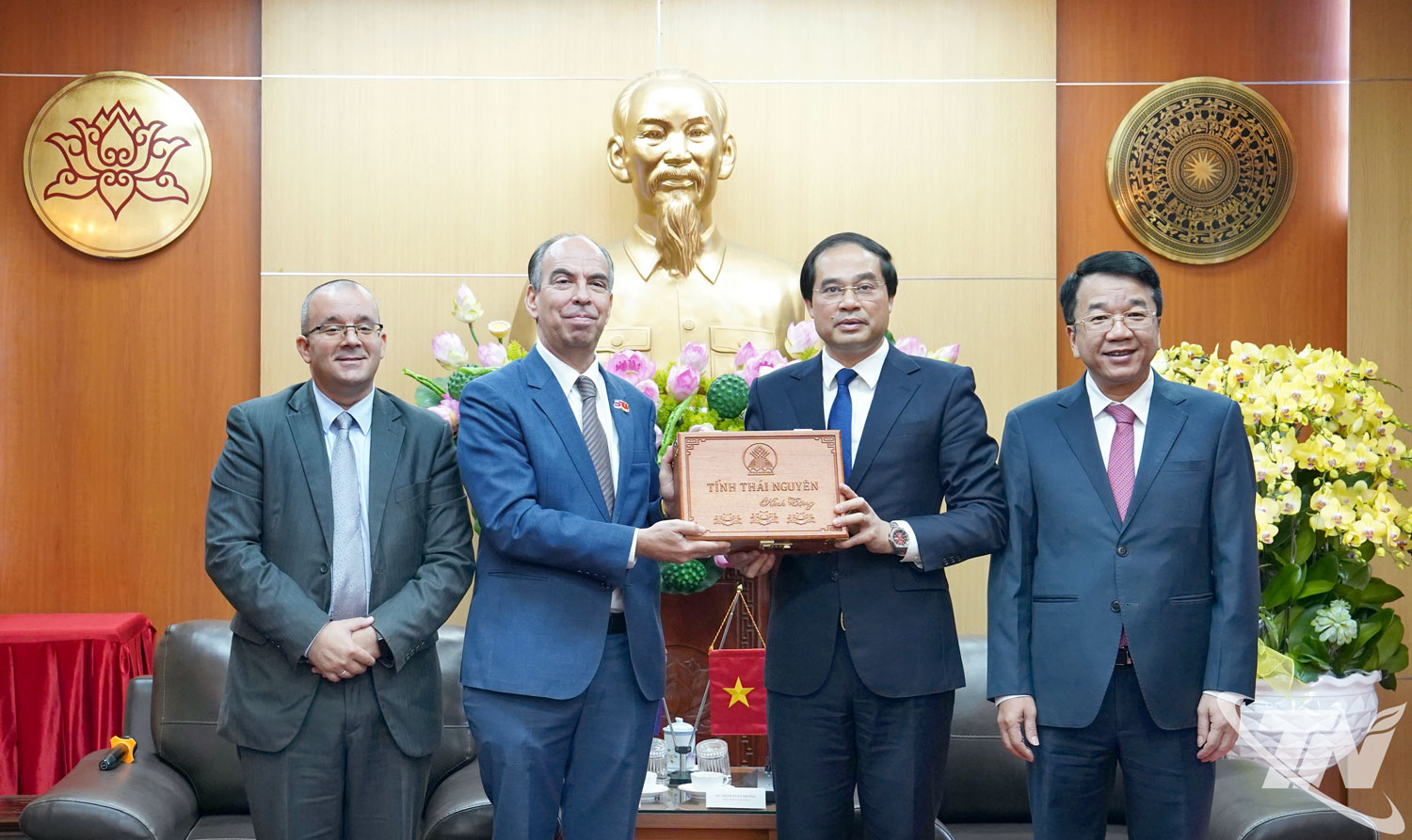 大使先生提示了双方将推进的包括医疗、教育、农业和文化等四个合作领域。