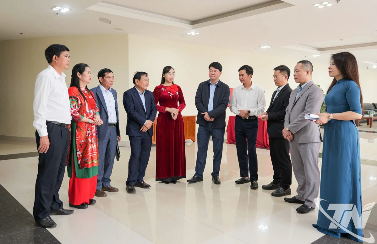 Các đại biểu trao đổi bên lề Hội nghị.