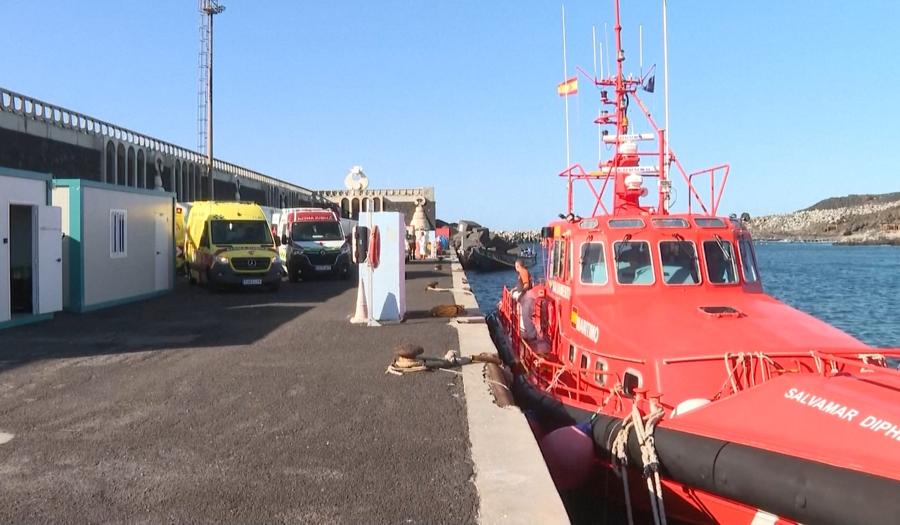 Tây Ban Nha đã triển khai một tàu cứu hộ và trực thăng đưa những người vượt biên vào bờ.