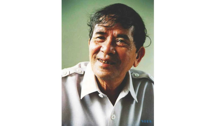 Nhà văn Lê Lựu tập... viết báo