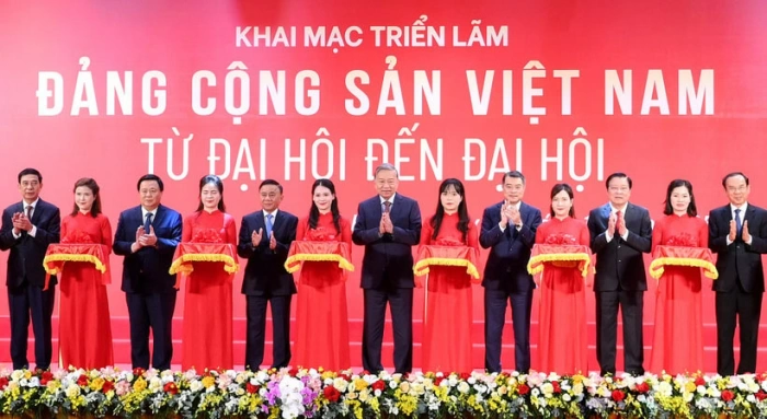 Khai mạc Triển lãm 'Đảng Cộng sản Việt Nam-Từ Đại hội đến Đại hội'