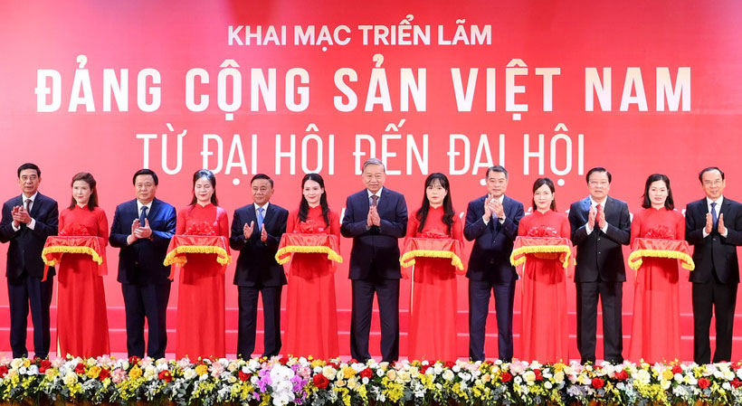 Tổng Bí thư Tô Lâm và các đồng chí lãnh đạo Đảng, Nhà nước cắt băng khai mạc Triển lãm “Đảng Cộng sản Việt Nam-Từ Đại hội đến Đại hội”.