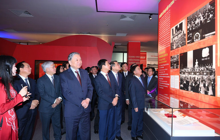 Tổng Bí thư Tô Lâm và các đồng chí lãnh đạo Đảng, Nhà nước tham quan triển lãm.