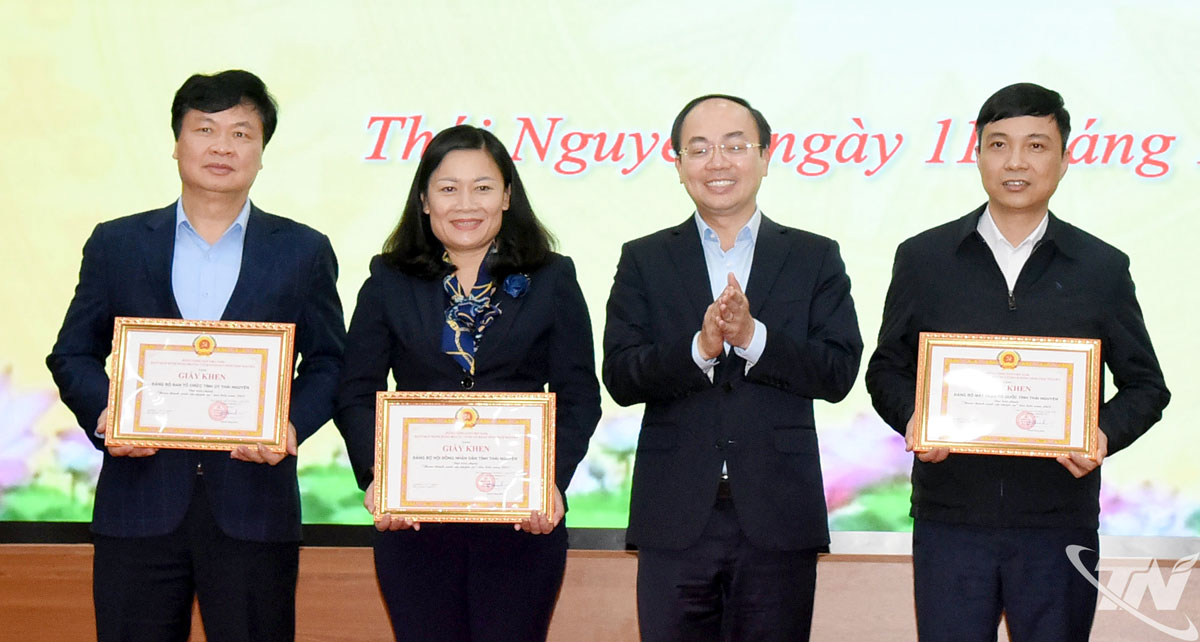 Nhân dịp này, Đảng bộ Các cơ quan Đảng tỉnh đã khen thưởng các tập thể, cá nhân có thành tích xuất sắc trong thực hiện công tác năm 2025.