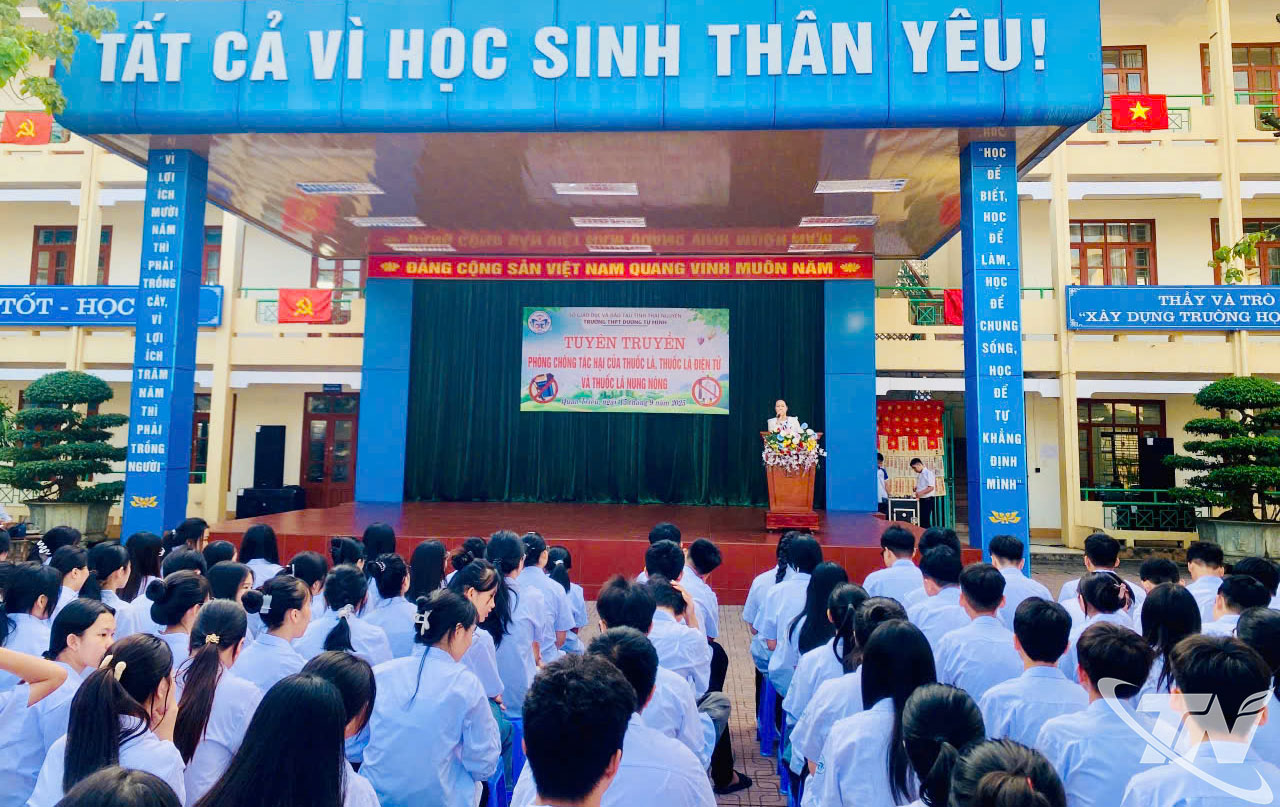 Sinh viên Trường Đại học Công nghệ thông tin và Truyền thông (Đại học Thái Nguyên) tham dự chương trình truyền thông về phòng, chống tác hại của thuốc lá.