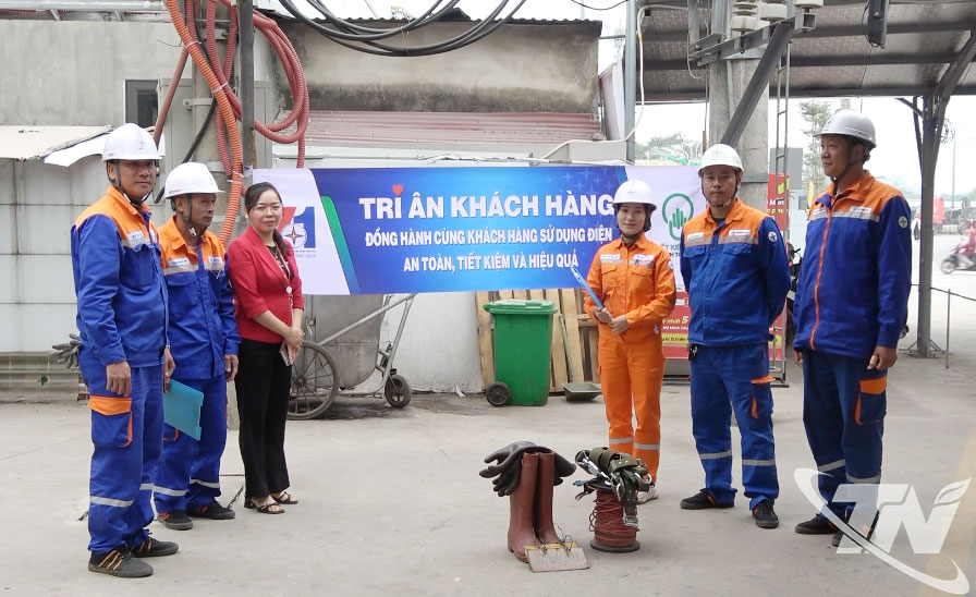 Chuẩn bị cho công tác rửa sứ hotline tại Tram biến áp Minh Cầu khu vực Đán.