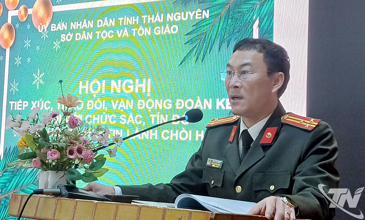 Đại diện Công an tỉnh Thái Nguyên trao đổi các nội dung liên quan đến hoạt động tôn giáo tại Hội thánh Tin Lành Chòi Hồng.