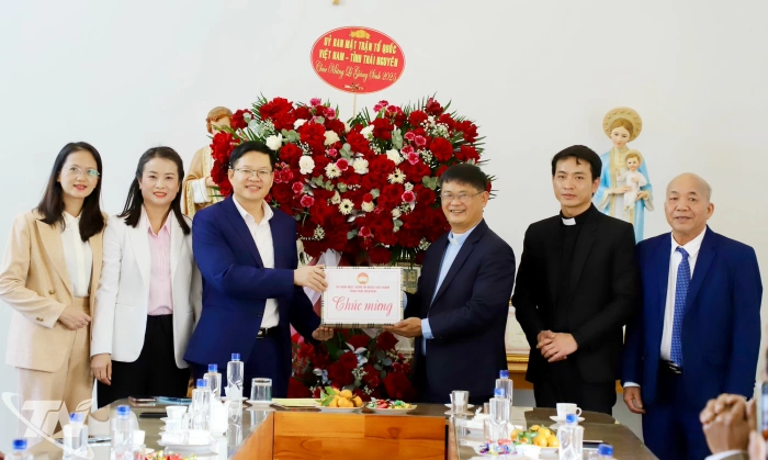Lãnh đạo tỉnh Thái Nguyên chúc mừng Giáo xứ Phú Cường nhân dịp Giáng sinh