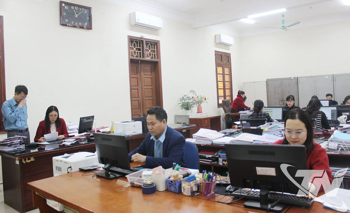 Sau sáp nhập, Phòng Giao dịch số 3 Kho bạc Nhà nước Khu vực VII bảo đảm tiếp nhận, xử lý khối lượng lớn hồ sơ hằng ngày.