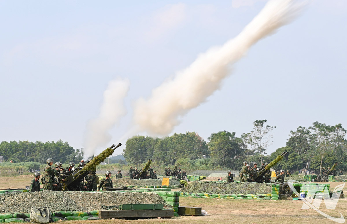 Lực lượng vũ trang hiệp đồng đánh địch tiến công hỏa lực đường không trong diễn tập khu vực phòng thủ tỉnh.