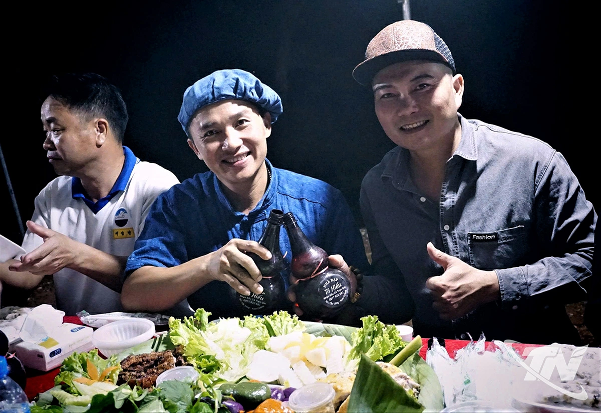 Du khách hào hứng với ẩm thực truyền thống của đồng bào các dân tộc.