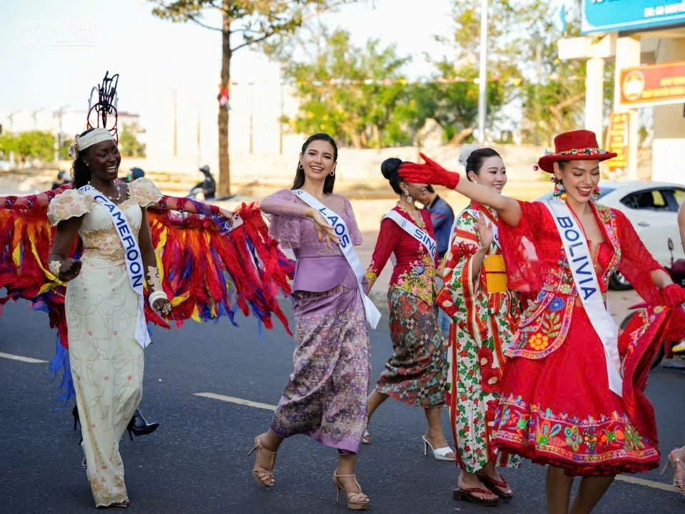 80 người đẹp đến từ các nước cùng tham gia diễu hành tôn vinh hình ảnh cây chè - Tea Carnival trên các tuyến đường trung tâm Đà Lạt.