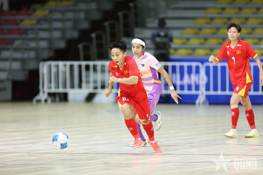 Futsal nữ Việt Nam gia tăng sức ép bên khung thành tuyển futsal nữ Philippines. Ảnh: VIỆT AN