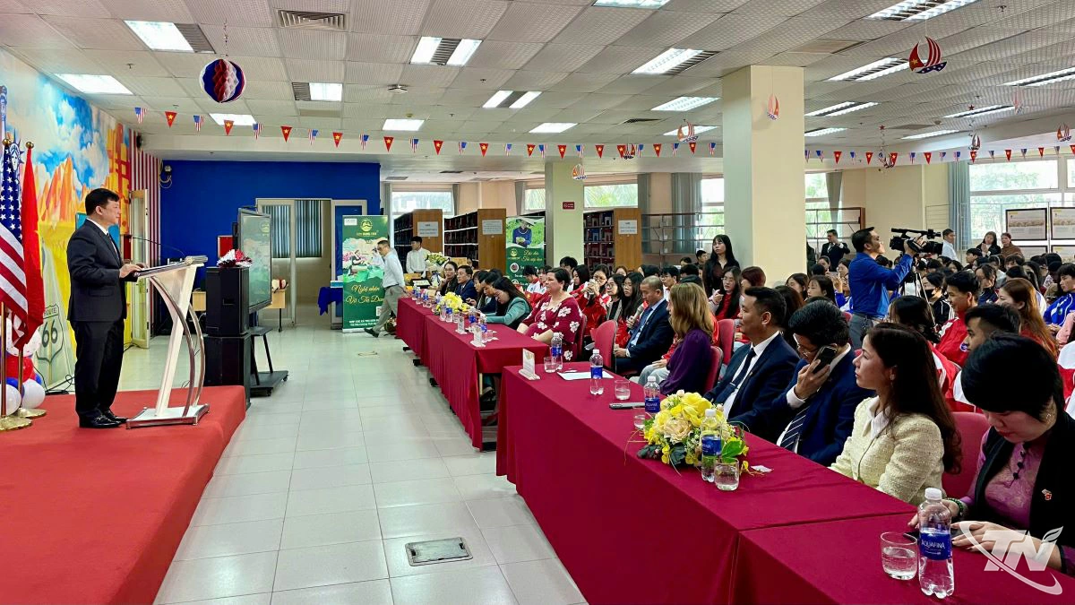 Assoc. Prof. Dr. Hoang Van Hung, Director of Thai Nguyen University delivers a speech at the anniversary.